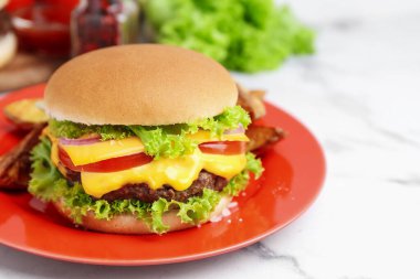 Lezzetli çizburger beyaz mermer masada, yakın plan.