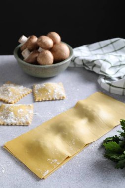 Pişmemiş ravioli, mantar ve maydanoz.