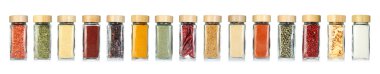 Beyaz arka planda cam kavanozlarda farklı baharatlar, set
