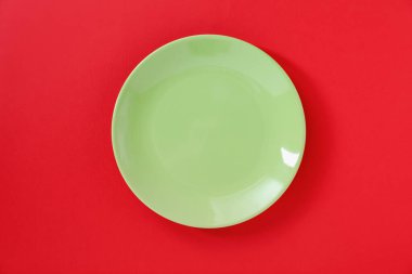 Kırmızı arkaplanda boş bir tabak, üst görünüm