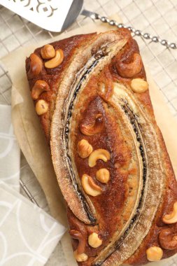 Fındıklı muzlu ekmek, ışık masası manzaralı.