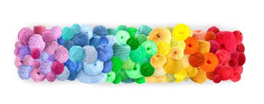 Örgü iplikleri beyaz üzerine izole edilmiş farklı renklerde