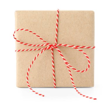 Kraft kağıdına sarılı hediye, yay beyaza izole edilmiş.