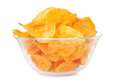 Lezzetli cipsler beyaz kasede izole edilmiş.