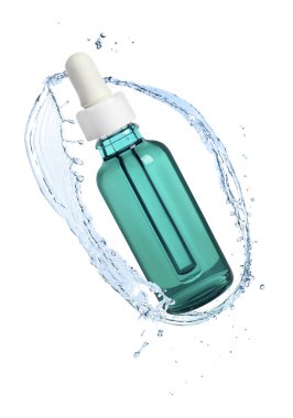 Bir şişe nemlendirici serum ve su beyaz arka planda havaya sıçrıyor.
