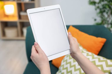 Evde modern tabletli bir kadın, yakın plan.