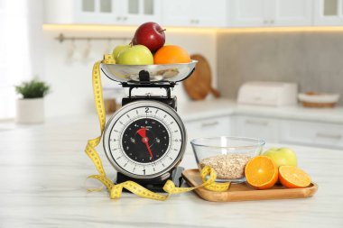 Meyveli mutfak pulları, mezura ve açık mermer masada yulaf ezmesi.