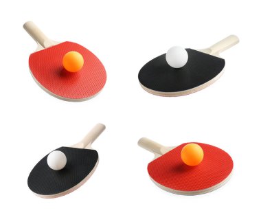 Masa tenisi raketleri ve topları beyaz sette izole edilmiş.
