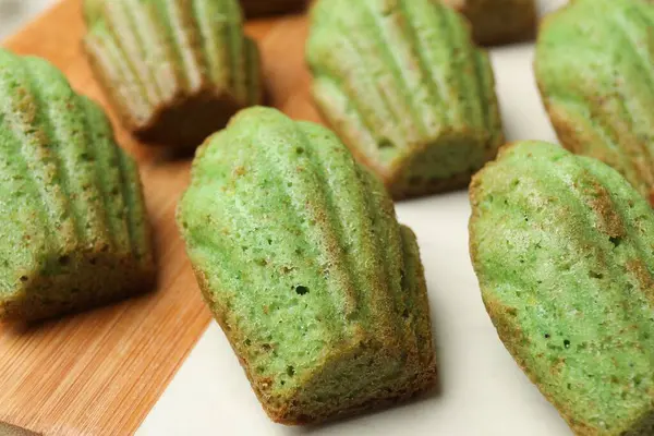 Lezzetli Matcha Madeleine kekleri gemide, yakın plan.
