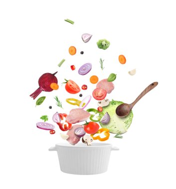 Taze sebze ve et beyaz arka planda tencereye düşüyor.