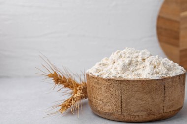 Buğday unu ve çiviler beyaz masada, yakın plan. Metin için boşluk