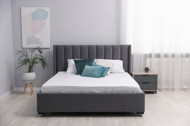 Rahat yatak, yeni yumuşak yatak ve yastıklar.