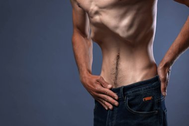 Gri arka planda anoreksiden muzdarip bir adam, yakın plan. Metin için boşluk