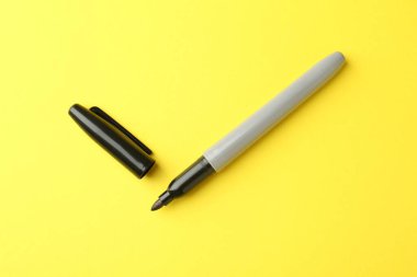 Sarı arkaplanda bir siyah işaret, üst görünümde.