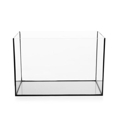 Beyazda izole edilmiş boş bir cam akvaryum.