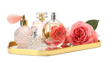 Birçok farklı parfüm şişeleri ve güller beyaz üzerine izole edilmiş.