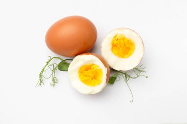 Beyaz arka planda haşlanmış yumurta ve mikro yeşiller.
