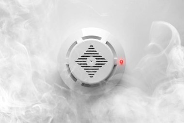 Tavandaki yangın alarmı detektörü duman ve alt görünüm tarafından tetiklendi