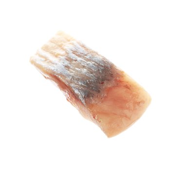 Lezzetli ringa balığı beyaz renkte izole edilmiş.