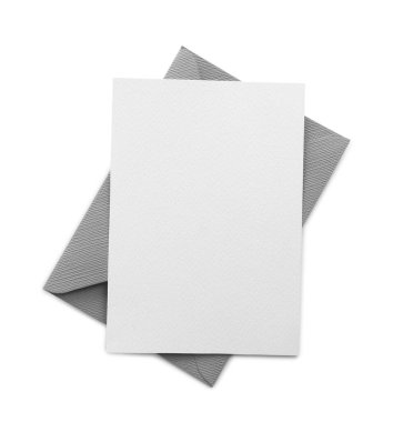 Boş davetiye kartı ve zarf beyaza izole edilmiş, üst manzara. Tasarım için boşluk