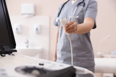 Transdüktörlü sonograf ve ultrason cihazı klinikte, yakın plan.