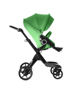 Bebek arabası. Beyaz tenteli modern bebek arabası.