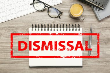 Tahta masadaki defter üzerinde kırmızı damga, üst görünüm