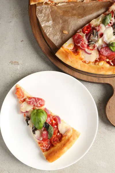 Hafif masada servis edilen ince tütsülenmiş sosisli lezzetli bir pizza.