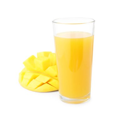 Bardakta lezzetli mango suyu ve beyaz üzerine izole edilmiş taze meyve.