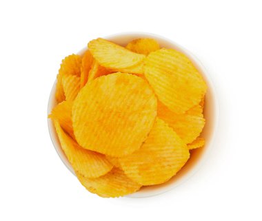 Kabın içindeki lezzetli cipsler beyaza izole edilmiş, üst manzara.