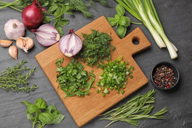 Siyah masada farklı otlar ve baharatlar var.