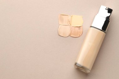 Renkli cilt temelleri ve gri arka planda bir şişe, düz. Metin için boşluk