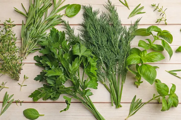 Beyaz ahşap masada farklı taze otlar, düz yatıyordu.