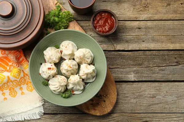 Lezzetli khinkali ahşap masada servis edilir, düz yatar.
