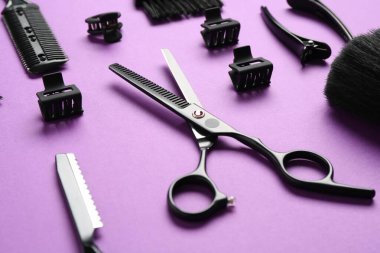 Menekşe arka planda farklı kuaför araçları, yakın plan