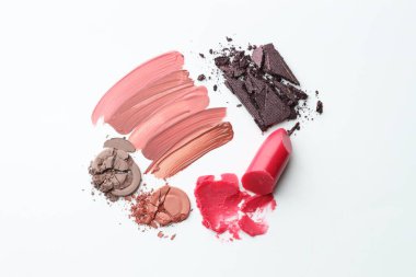 Beyaz arka planda farklı kozmetik ürünleri, düz yatış