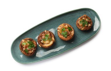 Eritilmiş peynirli ve maydanozlu leziz mantarlar.