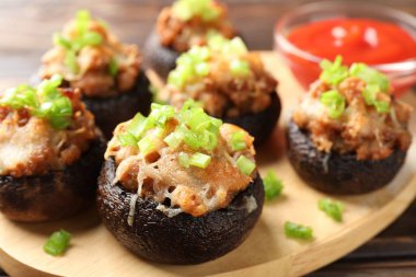 Lezzetli mantarlar ve soslar masada, yakın plan.