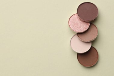 Bej arka planda güzel göz farı dolguları, düz bir döşeme. Metin için boşluk