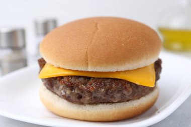 Beyaz masada lezzetli köfteli çizburger, yakın plan.