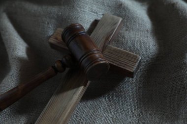 Hakimin tokmağı ve tahta haçı çuval bezi üzerinde, yakın plan.