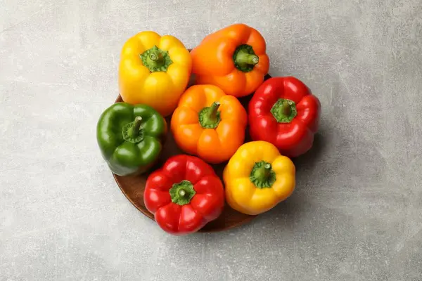 Gri desenli masada taze dolmalık biber, üst manzara.