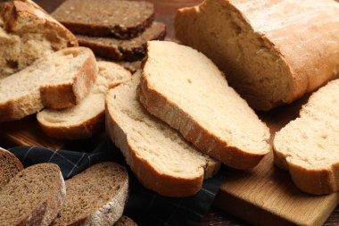 Masada farklı taze ekmek türleri, yakın çekim.