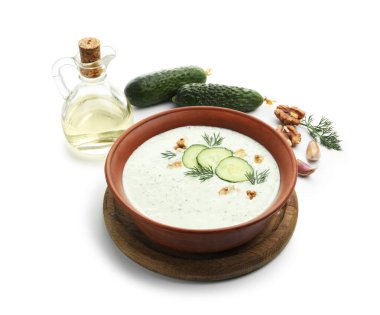 Dereotlu salatalık çorbası, ceviz ve beyaz üzerine izole edilmiş malzemeler.