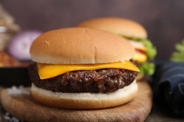 Masada lezzetli köfteli çizburger, yakın plan.