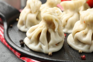 Baharatlı lezzetli khinkali, yakın plan.