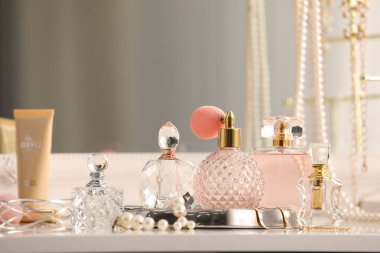 Tuvalet masasında farklı parfümler ve aksesuarlar.