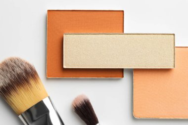 Beyaz arka planda güzel gözkapakları ve fırçalar düzleşir.