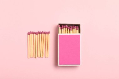 Kibrit ve kutu pembe arka planda, düz yerde. Tasarım için model