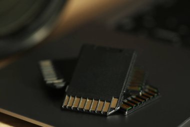 Dizüstü bilgisayarda SD hafıza kartları, yakın çekim görünümü